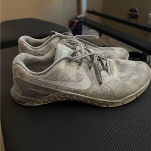 Nike metcons female gym shoe camp grey white size 9